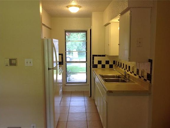 4th image of 1305 Barrington Dr