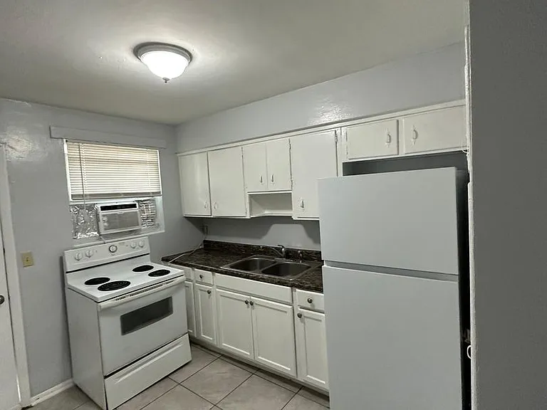 2020 Palafox St — Photo 4