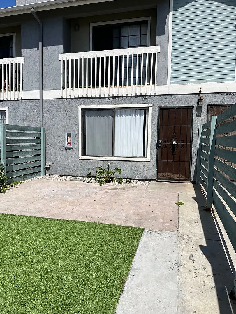 Ocean Beach remodeled 3 bedroom 2.5 bath Townhome — Photo 2
