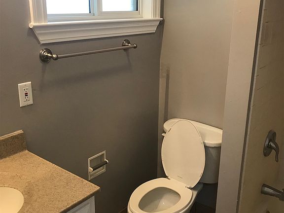 5th image of 231 Loma Ave APT 11