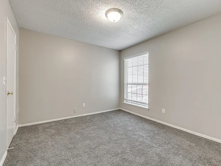 Fairfax Apartments — Photo 22