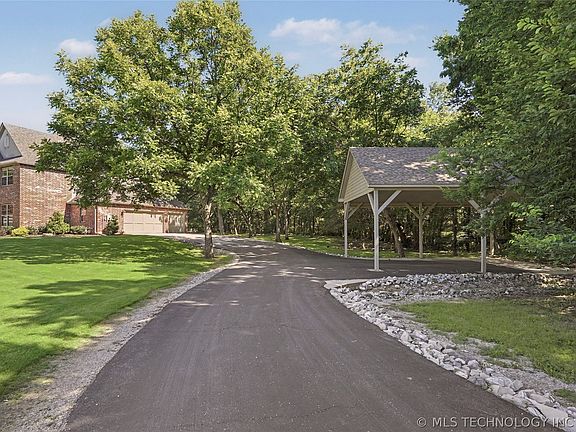 3rd image of 2325 W Lowry Rd