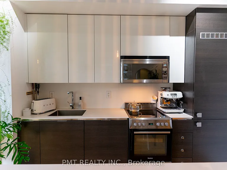 8 Dovercourt Rd #204 — Photo 3
