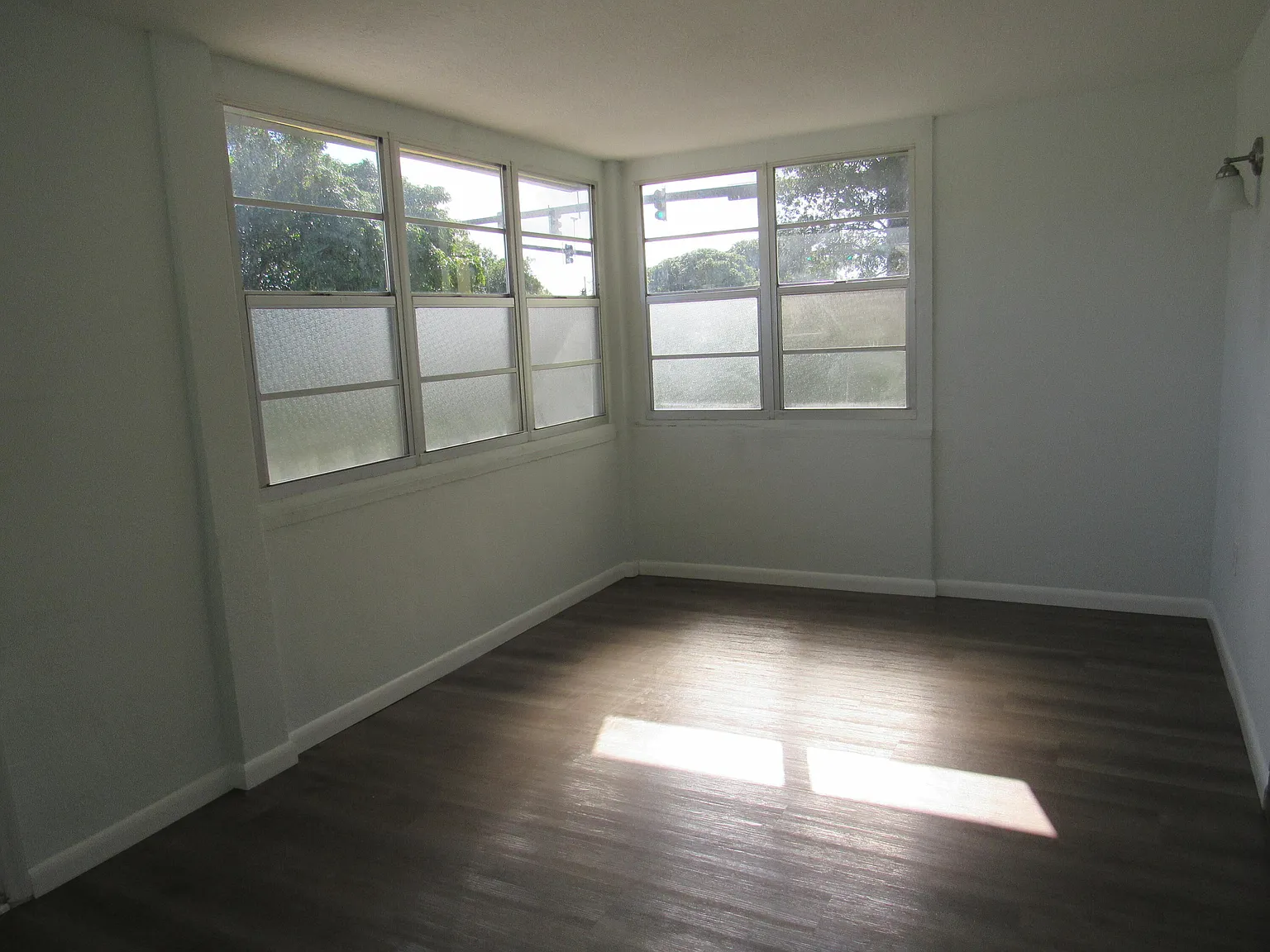 3 bed, 1.0 bath, 1604 sqft, $2,300 — Photo 3