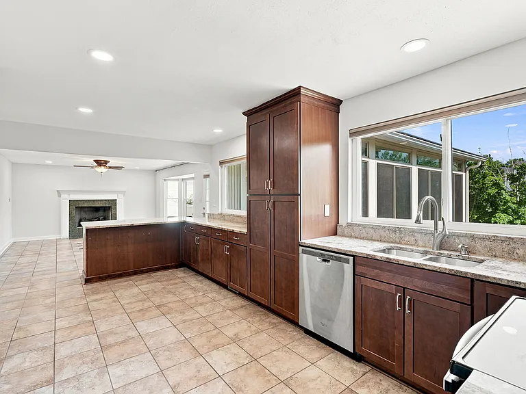 701 Oak Run Ln — Photo 9