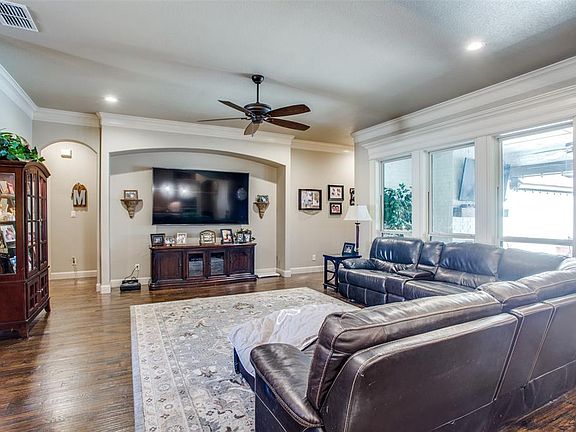 4th image of 180 Melbourne Dr