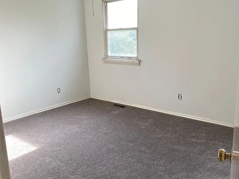 2851 Rossiter Ave — Photo 3