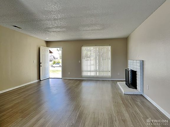 3rd image of 1083 Dover Dr