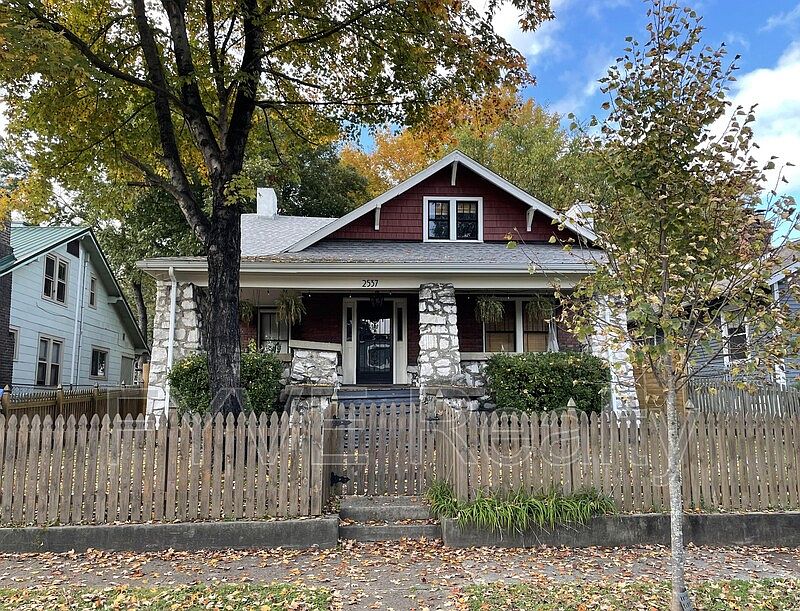 1st image of 2537 Woodbine Ave