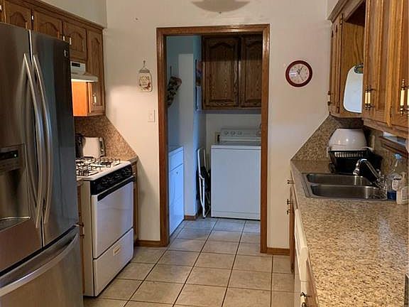 2nd image of 33 Riverridge Est