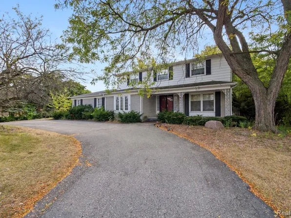 4015 Pinehurst Dr, West Bloomfield, MI 48322