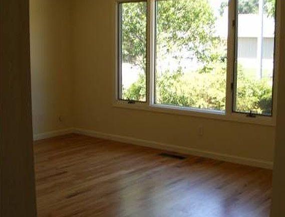 4th image of 1052 Manor Dr