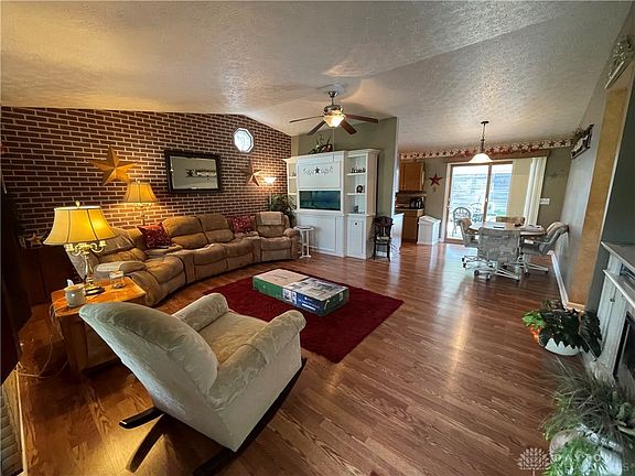 3rd image of 214 Heatherway St
