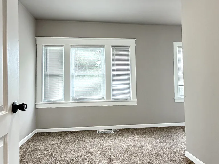 9446 S Wabash Ave — Photo 12