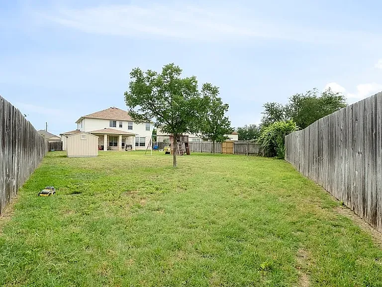 2426 Caroline Ct — Photo 5