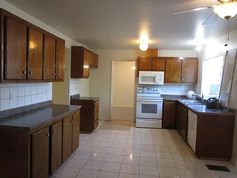 812 Briarwood Ct — Photo 7