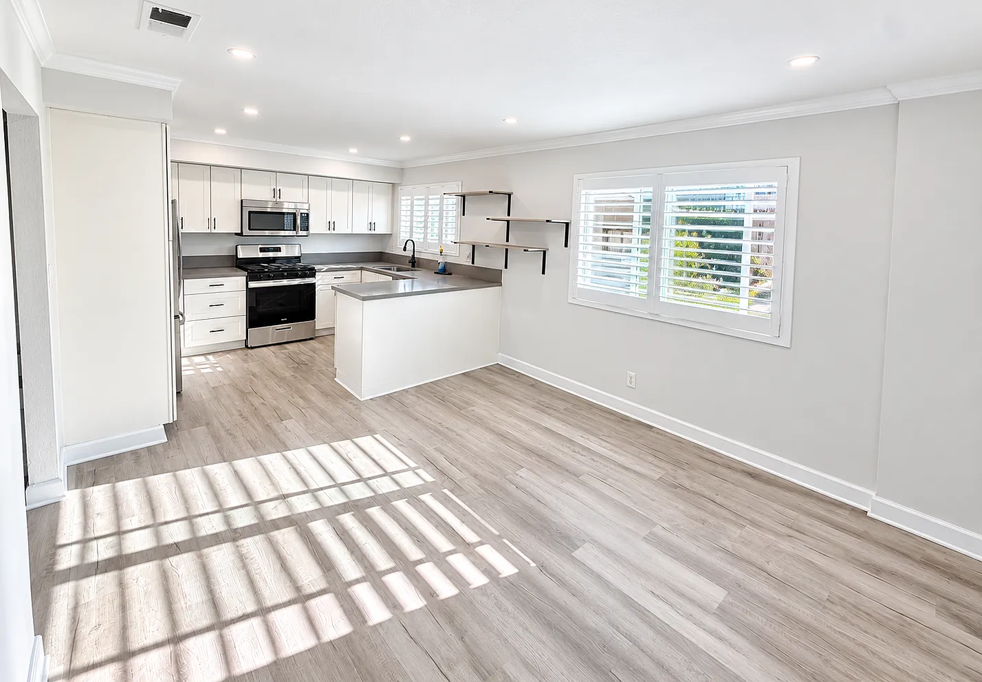 2 story - 2 bedroom 2.5 bath townhouse — Photo 2