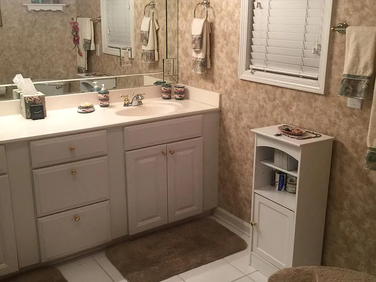 Master Bath -
Upper sleeping level.