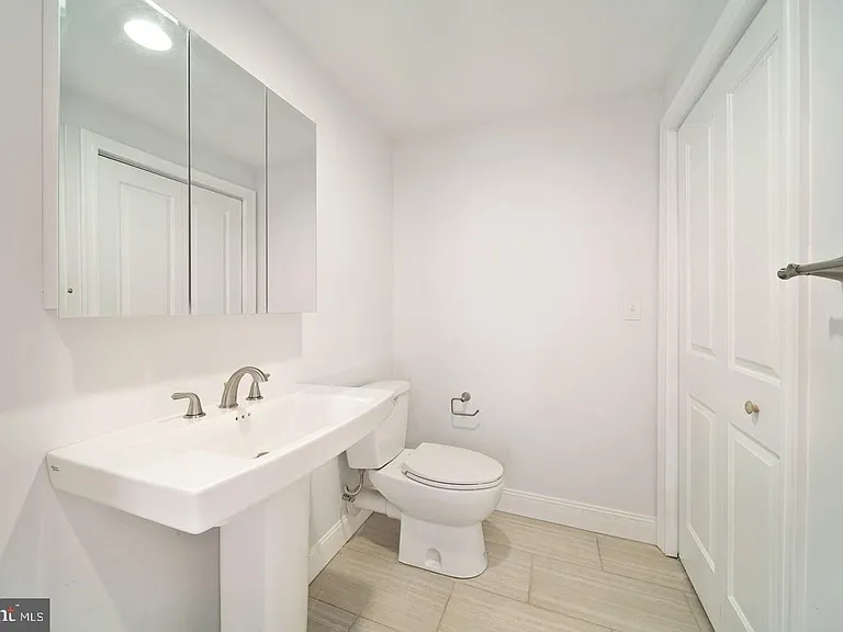 2409 Catharine St — Photo 30