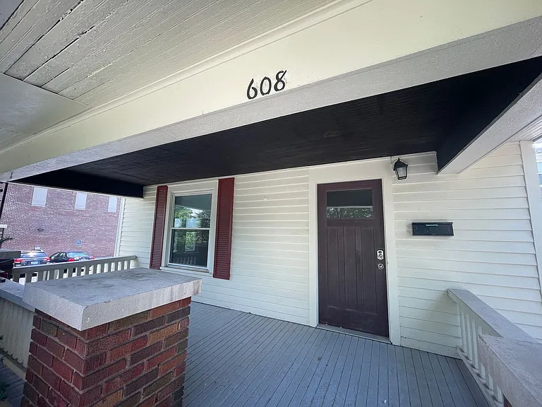 608 E 2nd — Photo 2