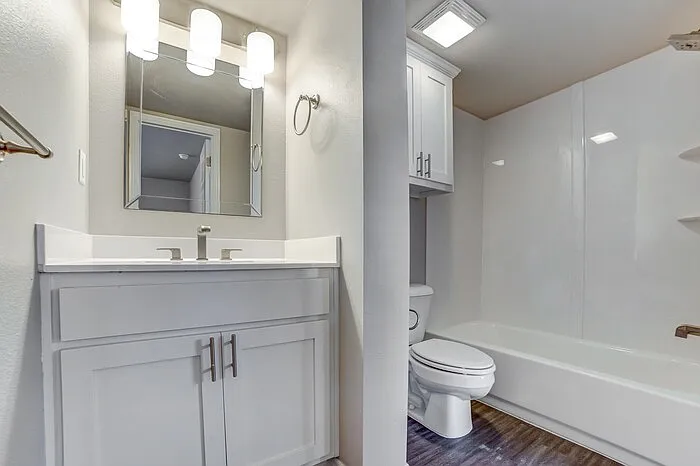 2628 E 8th St #5 — Photo 8