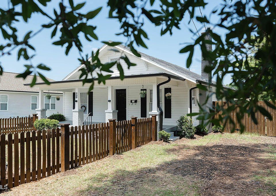 1st image of 706 S Magnolia Ave