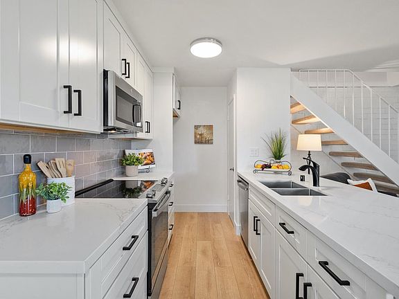 5th image of 5503 Spinnaker Dr APT 2