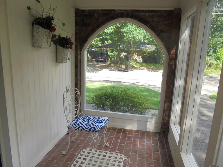 2411 Valley St — Photo 2