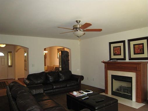 3rd image of 8 Crabapple Ct