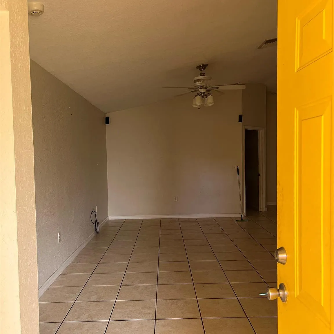 3 bed, 2.0 bath, 1494 sqft, $2,100 — Photo 2