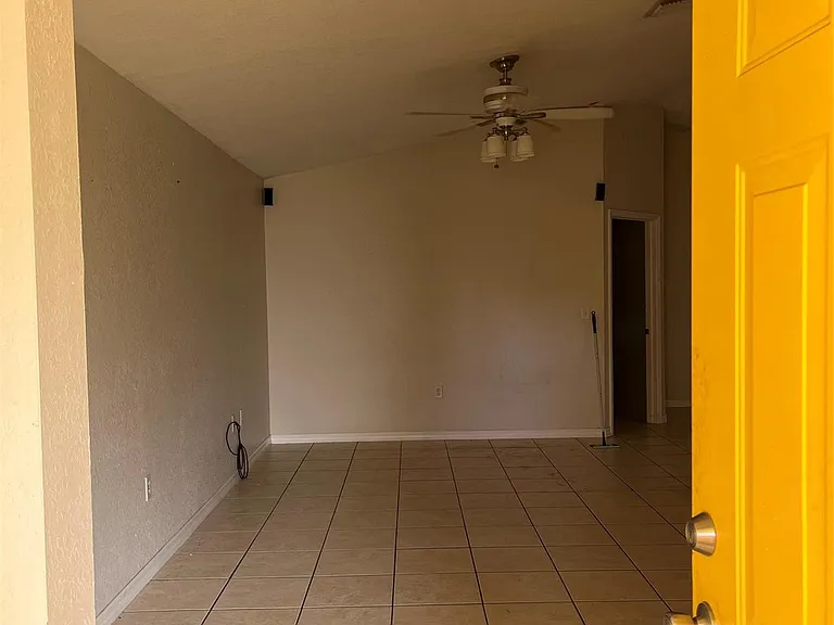 3049 SE 38th Ave — Photo 2