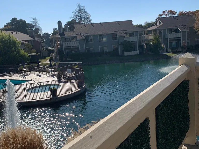 236 Shoreline Ct — Photo 1