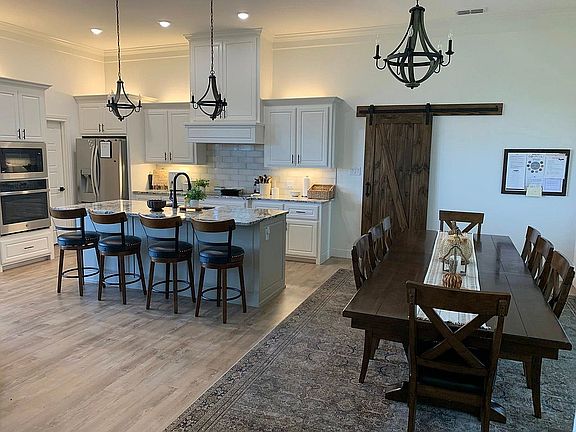 Kitchen / Dining Area
