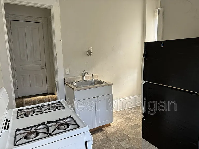448 Thomas St SE — Photo 3