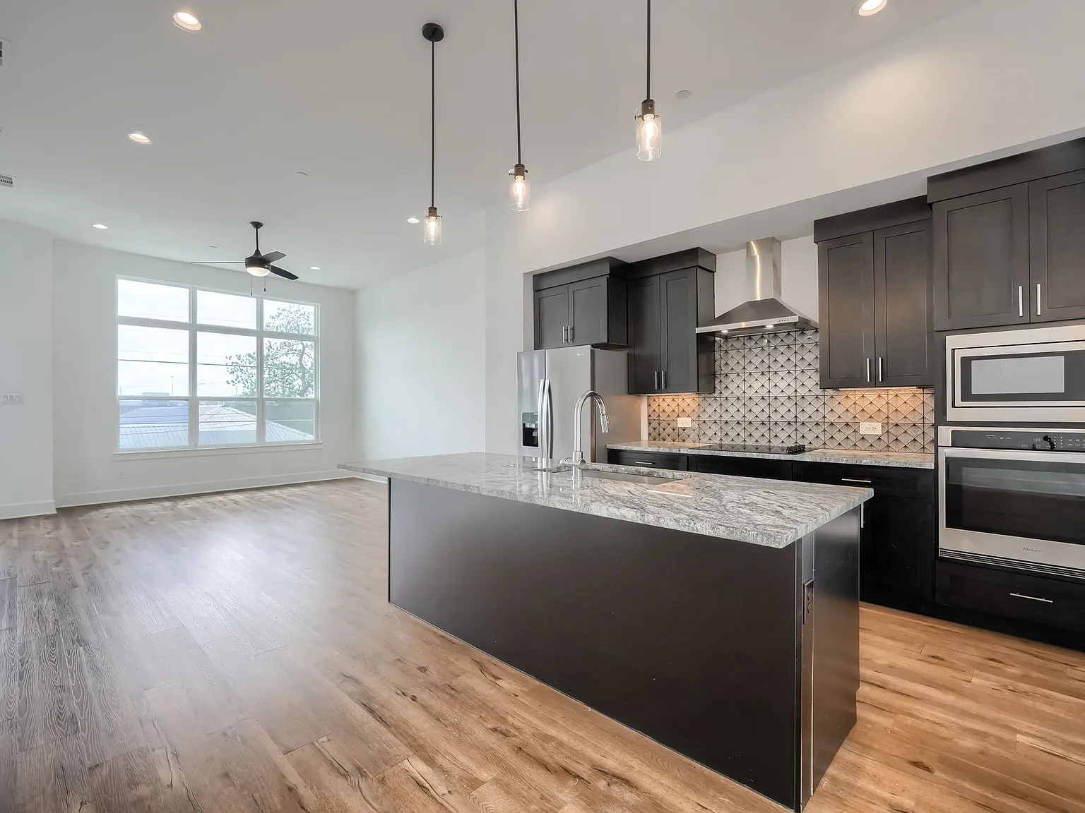 3 bed, 1942 sqft, $3,000 — Photo 2