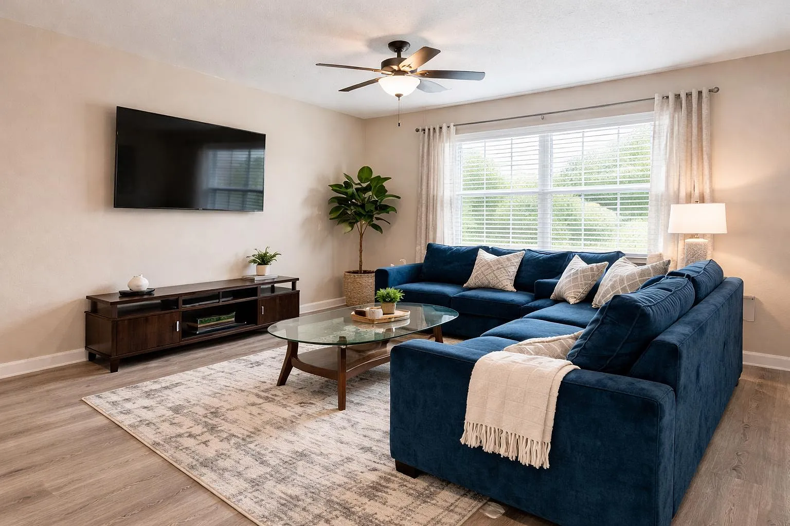 3 bed, 2.0 bath, 1100 sqft, $1,027 — Photo 3