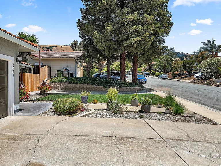 3661 Slopeview Dr — Photo 7