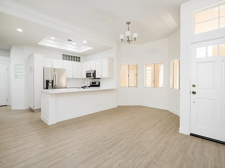 Bel Mondo Condos — Photo 25