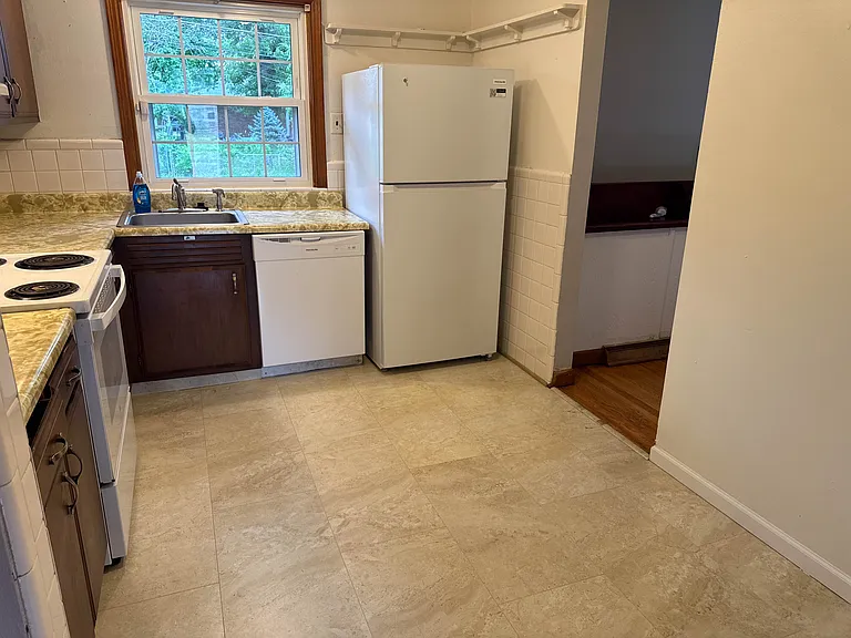 242 Royce Dr — Photo 5