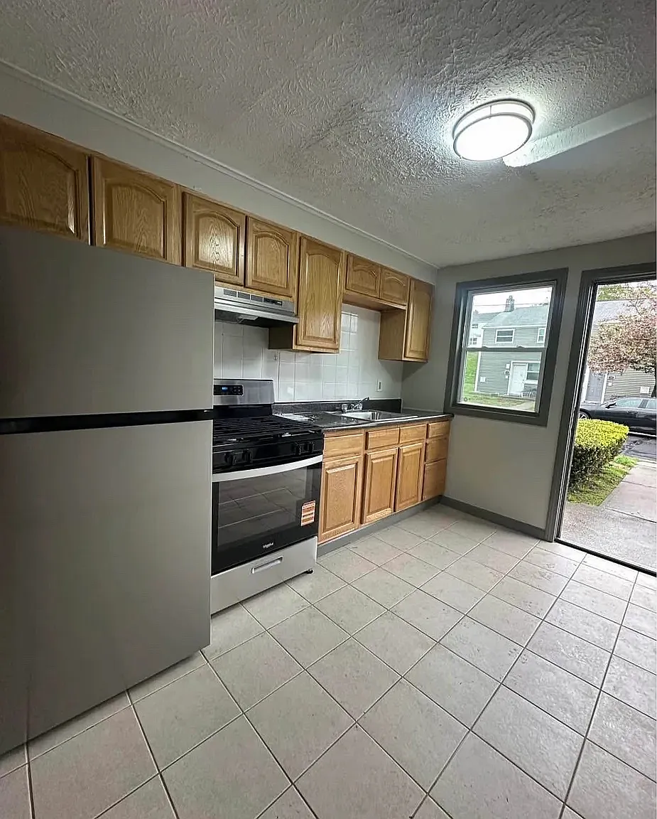 2 bed, 900 sqft, $1,400 — Photo 3