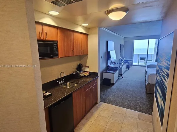 18001 Collins Ave #2610, North Miami Beach, FL 33160