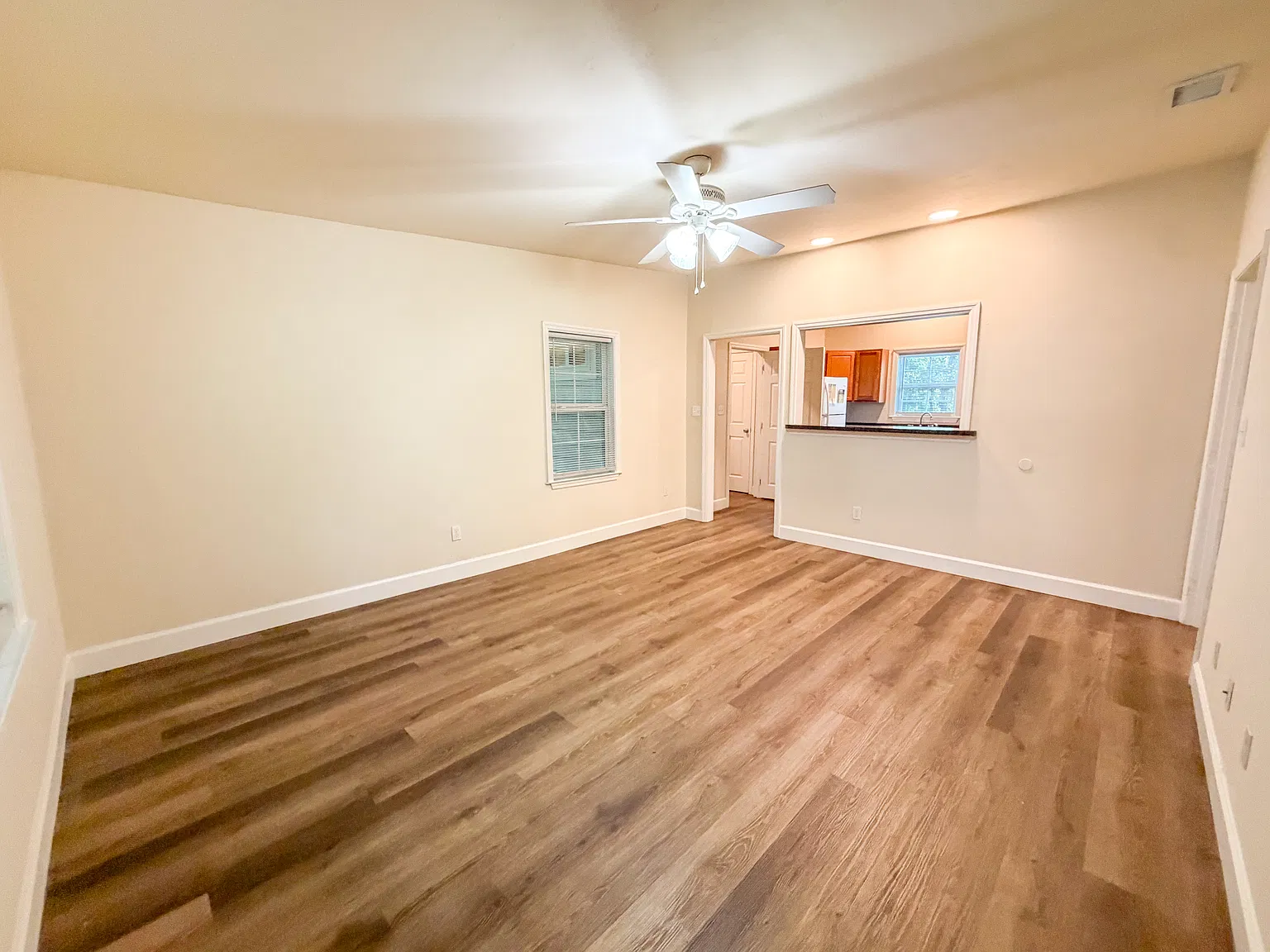 3 bed, 934 sqft, $2,085 — Photo 2