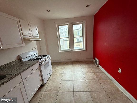4th image of 800 W 11th St
