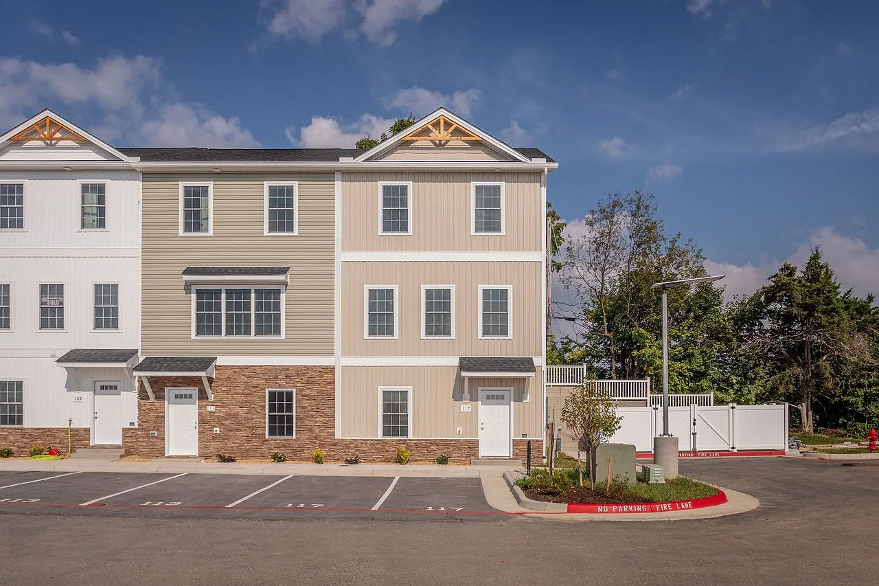 4 bed, 3.5 bath, 1800 sqft, $2,425 — Photo 1