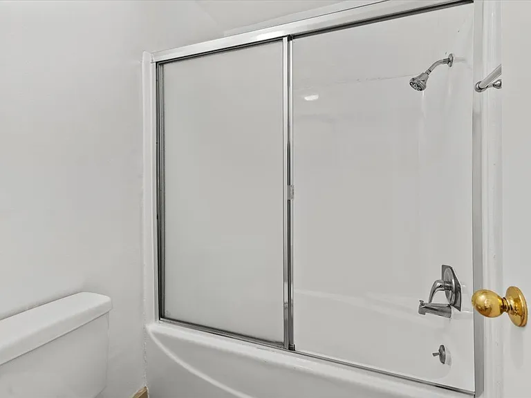 6121 Woodman Ave — Photo 11