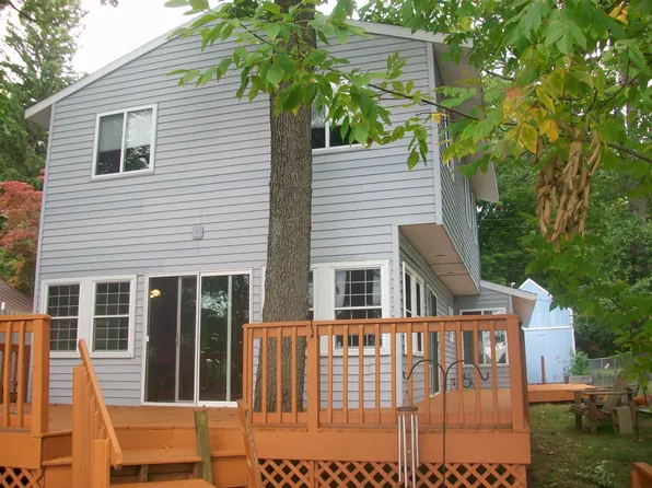 5061 N Shore Dr, Delton, MI 49046