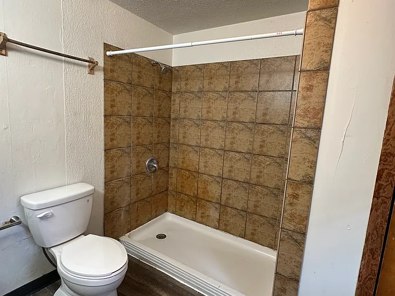 528 Niagara St — Photo 9