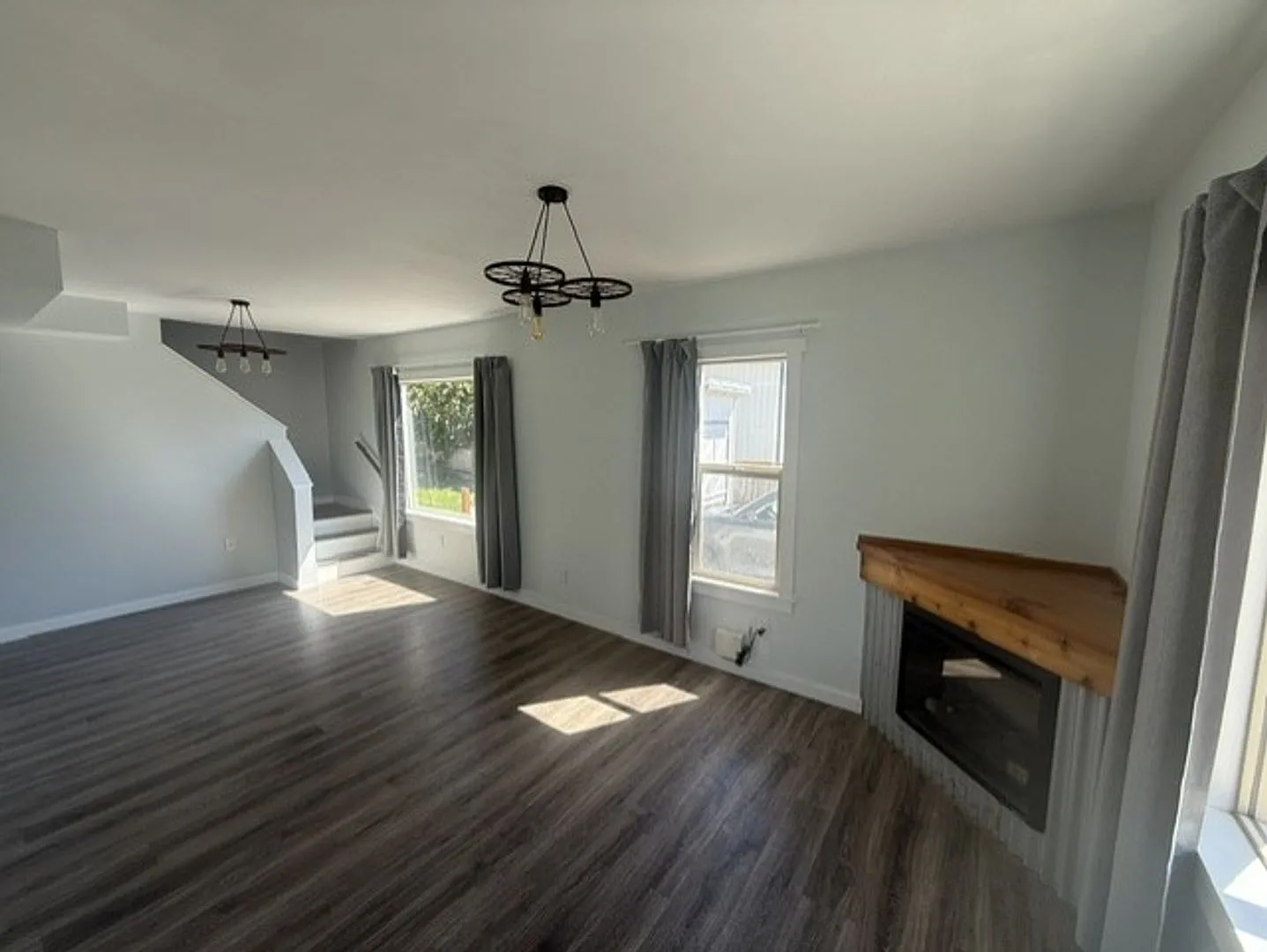 Great updated home on quiet downtown street, fenced yard. — Photo 3