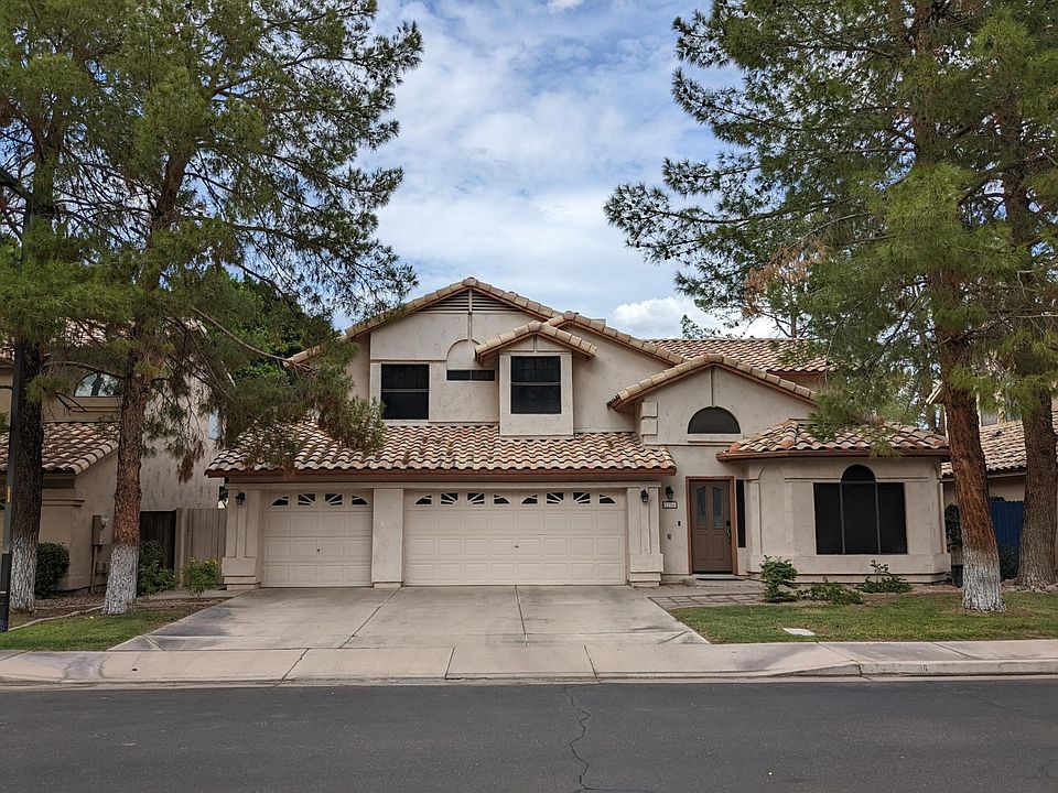 Front view, note that front yard landscaping care is included.