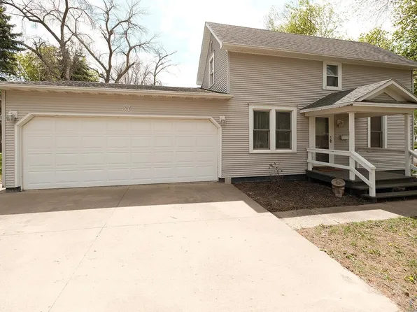 37 9th St SW, Sioux Center, IA 51250